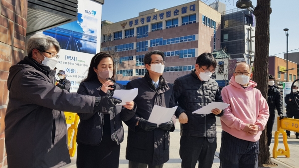 시민단체 대표들이 23일 오후 종로 안국역 근처 안국빌딩 앞에서 박영선 더불어민주당 예비후보의 사퇴를 촉구하고 있다.
