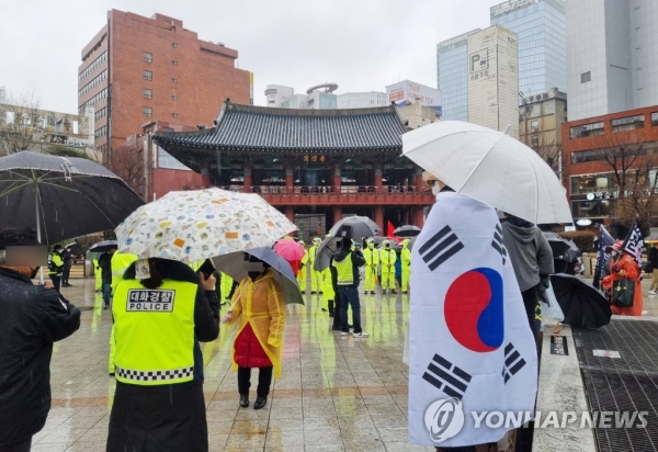 1일 오후 4.15부정선거국민투쟁본부(국투본) 관계자들이 서울 종로구 보신각 일대에서 행사를 진행 중이다. 주위로 배치된 경찰관들의 모습이 보인다.(사진=연합뉴스)