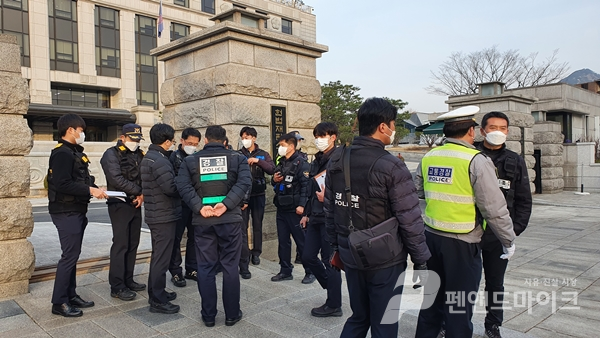 9일 새벽 자유대한호국단 측이 서울 종로구 헌법재판소 정문 앞에 분향소를 설치하고 나서자 경찰이 출동해 단체 측과 대치하는 소란이 벌어지기도 했다. 2021. 3. 9. / 사진=자유대한호국단