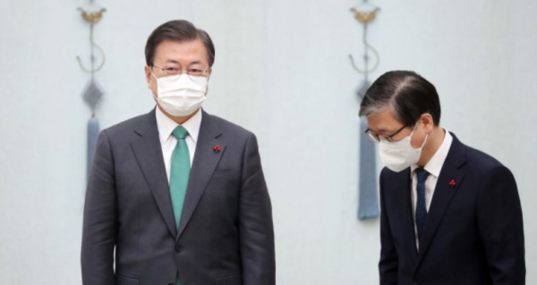 문재인 대통령(左), 변창흠 국토교통부 장관. (사진=연합뉴스)