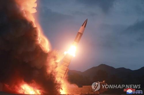 북한판 에이테킴스(전술지대지미사일) 발사 장면.(사진= 北 평양 조선중앙통신, 연합뉴스)