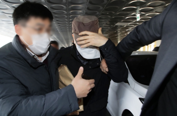 LH 직원으로 처음 소환된 강모씨가  지난달 19일 오전 경기남부경찰청으로 들어가고 있다. [사진=연합뉴스]