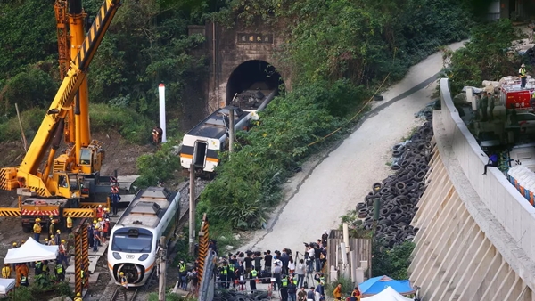 2일 오전 중화민국 대만섬 중부 화롄(花蓮) 다칭수이(大淸水) 터널 안에서 특급 열차 타이루거(太魯閣) 408호가 탈선하는 사고가 발생했다. 이 사고로 50명이 숨지고 178명이 부상했다.(사진=로이터)