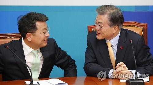 문재인 대통령(右), 이철희 전 더불어민주당 의원. (사진=연합뉴스)