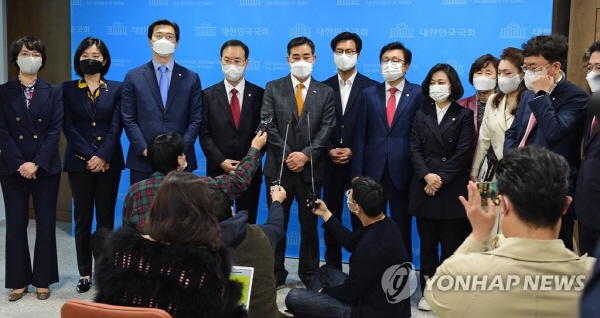 국민의힘 초선 의원모임. 가장 오른쪽에는 김웅 의원.(사진=연합뉴스)