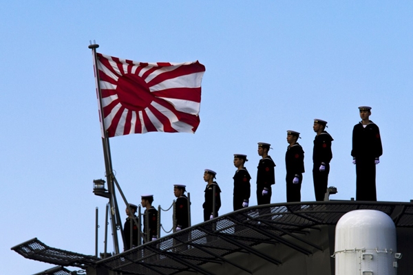 '욱일기'로 알려진 이 깃발의 정식 명칭인 일본 해상자위대기 또는 자위함기(自衛艦旗)다.