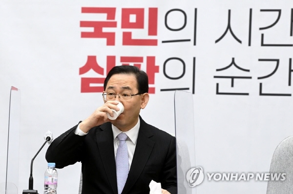 국민의힘 주호영 원내대표가 12일 오전 국회에서 열린 원내대책회의에서 물을 마시고 있다. 2021.3.12(사진=연합뉴스)