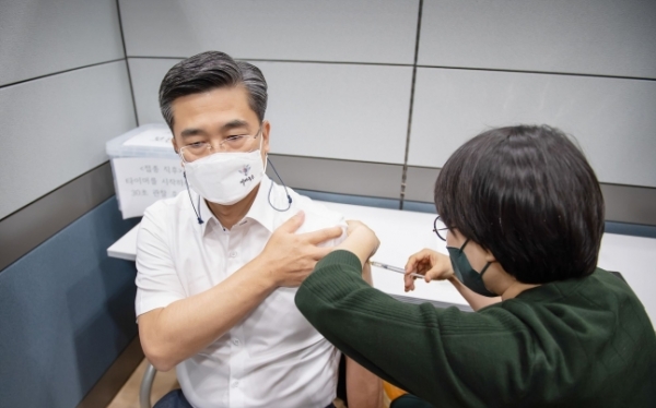 서욱 국방부 장관이 지난 16일 오전 경기 성남시 소재 국군수도병원에 마련된 접종실에서 아스트라제네카(AZ) 백신 접종을 받고 있다. (사진=국방부 제공)