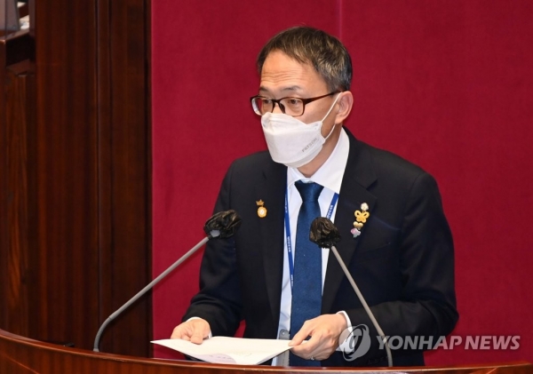 박주민 의원은 검찰의 유시민 이사장 기소가 정권에 대한 공격이라고는 보지 않는다는 의견을 밝혔다. [사진=연합뉴스]