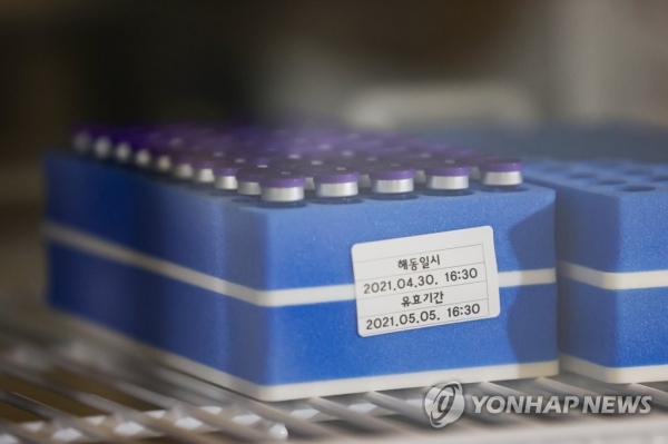 지난 3일 오전 서울 용산구 예방접종센터 백신 전용 냉장고에 화이자 백신이 놓여 있다. [연합뉴스 자료사진]