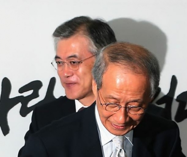 문재인 대통령(左), 윤여준 전 환경부 장관. (사진=연합뉴스)