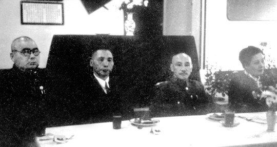 중국 국민당이 일제 패망 후인 1945년 11월 김구 주석 등 임시정부 주요 인사들의 환국 직전 송별연을 개최했다. 왼쪽부터 펑위샹, 김구, 장제스, 쑹메이링.