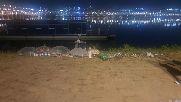 13일 밤 서울반포한강공원에는 고(故) 손정민씨를 추모하는 시민들이 가져다 놓은 꽃과 메모지가 가득했다. (사진=심민현 기자)