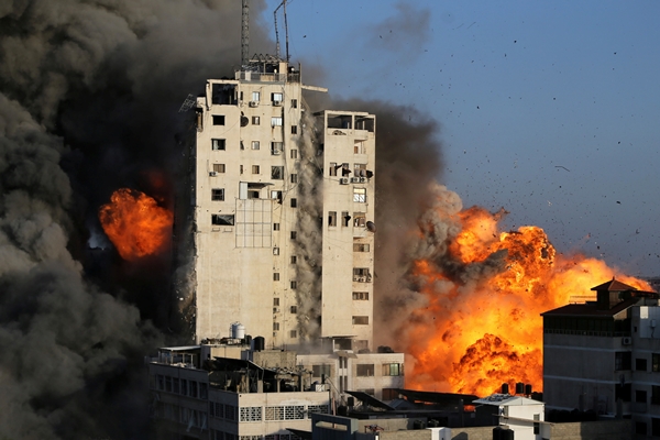 이스라엘 남부 팔레스타인 자치 구역인 가자지구에 위치한 건물들이 이스라엘군(軍)의 공습으로 불타고 있다.(사진=로이터)