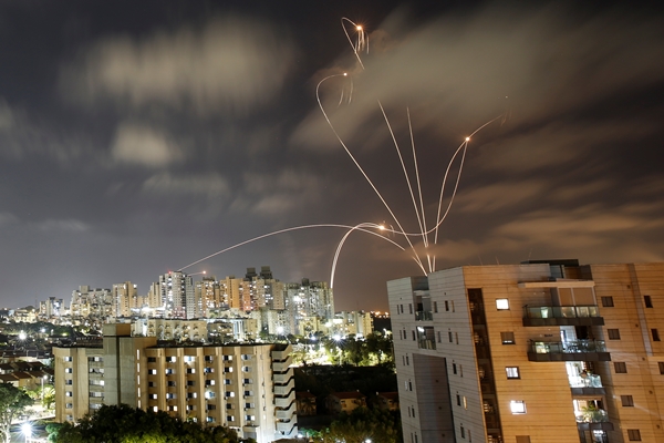 이스라엘군이 보유한 미사일 요격 시스템 '아이언 돔'이 가자지구에서 발사된 미사일들을 격추시키고 있다.(사진=로이터)