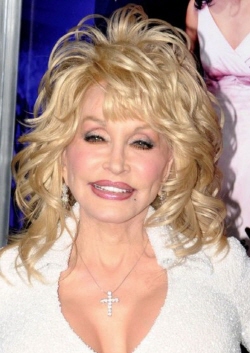 Dolly Parton Medium Curls with Bangs.(출처=stylebistro)