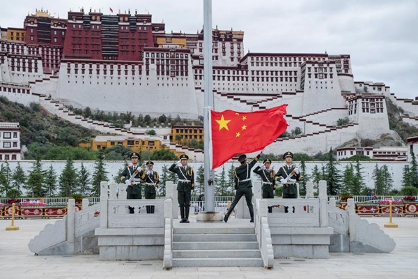 중국 티베트 자치구의 구도(區都) 라싸에 위치한 포탈라궁(宮) 앞 국기 게양대에 중국 국기가 게양되고 있다.(사진=로이터)