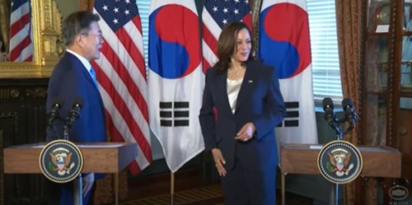카멀라 해리스 미국 부통령이 문재인 대통령과 악수 한 뒤 바지에 손을 닦고 있다. (사진=백악관 유튜브 캡처)