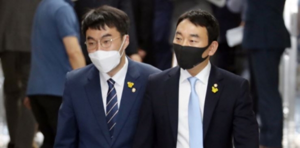김용민 더불어민주당 의원(右), 김남국 의원. (사진=연합뉴스)