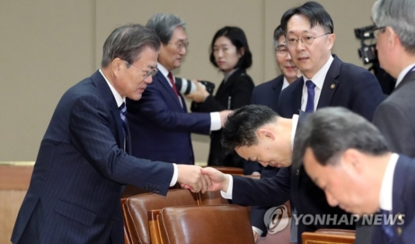 문재인 대통령(左), 김오수 검찰총장. (사진=연합뉴스)