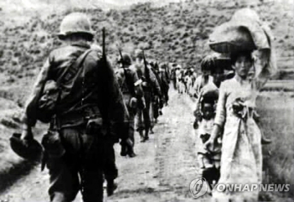 1950년 한국전쟁 발발 후 남하하는 수천명의 피난민과 북상하는 아군의 모습.(사진=연합뉴스)