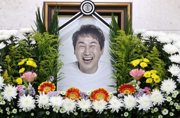 7일 오후 서울아산병원 장례식장에 마련된 유상철 전 인천 유나이티드 감독의 빈소에 고인의 영정이 놓여 있다. (사진=연합뉴스)