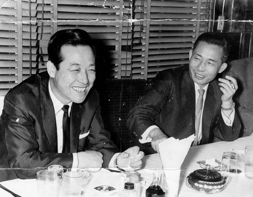 1961년 5.16 거사 당시 박정희는 44세, 김종필은 35세였다. 오히라 일본 외상은 김종필과의 회담에서 "사카모토 료마의 환생을 보는 것 같다"고 토로했다.
