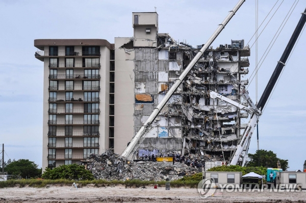 미국 플로리다 아파트 붕괴사고 현장 [AFP=연합뉴스]