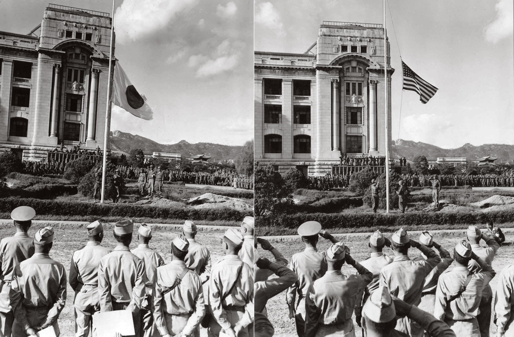 해방 직후 조선총독부 앞에 걸린 깃발이 일장기(왼쪽)가 성조기로 바뀌었다.2021.07.04 (사진=눈빛출판사 제공)