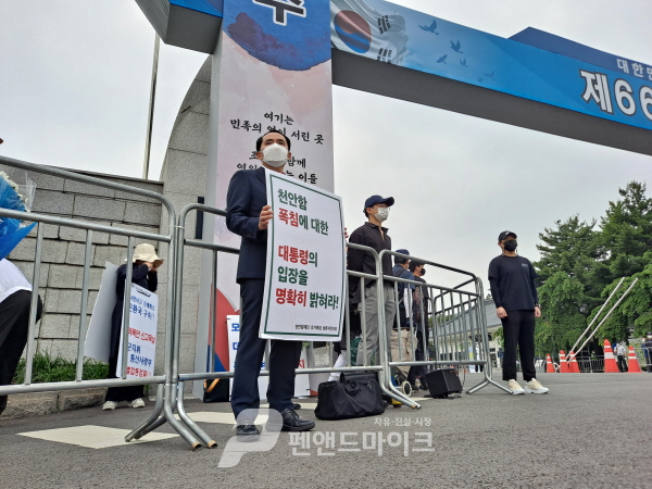 천안함장 최원일 예비역 해군 대령이 6일 오전 서울현충원 정문에서 1인 시위에 나섰다. 2021.06.06(사진=조주형 기자)