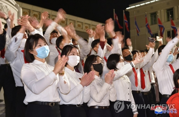 김일성 북한 주석의 생일(태양절ㆍ4월 15일)인 지난 4월 15일 저녁 평양에서 청년학생들의 야회 및 축포발사가 진행됐다고 조선중앙통신이 보도했다.(연합뉴스)