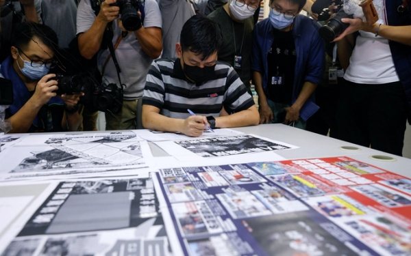 홍콩 경찰이 지난 6월 무기한 정간 결정(사실상 ‘폐간’)을 내린 빈과일보(蘋果日報)의 편집장 람만청(林文宗・가운데) 씨를 지난 21일 ‘국가안전유지법’(통칭 ‘홍콩 보안법’) 위반 혐의로 체포했다.(사진=로이터)