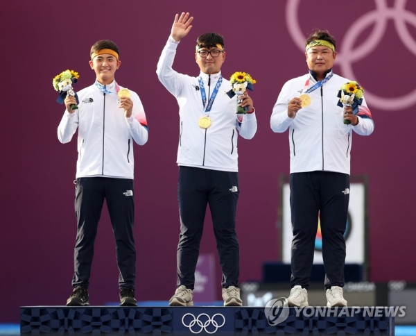 지난 26일 도쿄올림픽 남자 양궁 단체전에서 우승한 김제덕(왼쪽부터), 김우진, 오진혁이 일본 유메노시마 공원 양궁장 시상대에서 금메달을 보이고 있다. [사진=연합뉴스]