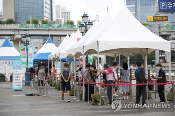 31일 오전 서울역 광장에 마련된 중구임시선별검사소에서 시민들이 검사를 받기 위해 기다리고 있다. (사진=연합뉴스)