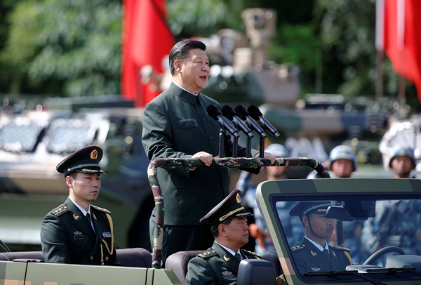 중국 인민해방군을 사열 중인 시진핑 중국 국가주석.(사진=로이터)