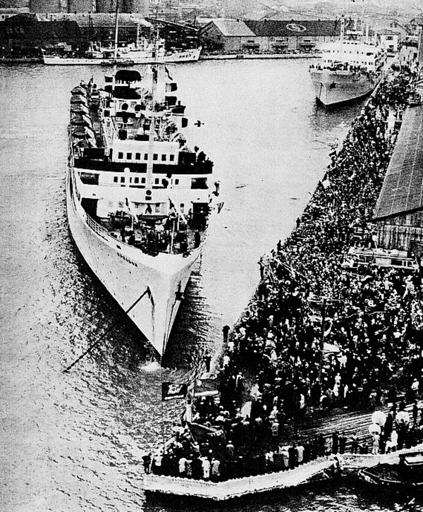 재일교포들을 실은 소련 여객선 크레리옹호가 일본 니가타항(港)을 출항해 북한 청진항으로 향하고 있다.(사진=일본 정부 사진공보 1960년 1월15일 호)