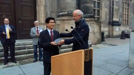 김문수 전 의원이 북한인권법 제정에 기여한 공로로 드레스덴 인권평화상을 수상하는 모습 [사진=김문수 블로그]