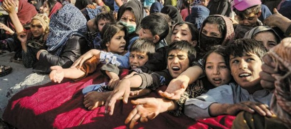 이슬람 무장 조직 탈레반이 장악한 아프가니스탄 쿤두즈와 타카르 지역에서 탈출한 난민들. 아이들이 먹을 것을 얻기 위해 손 내밀고 소리를 지르고 있다. (사진=AFP 연합뉴스)