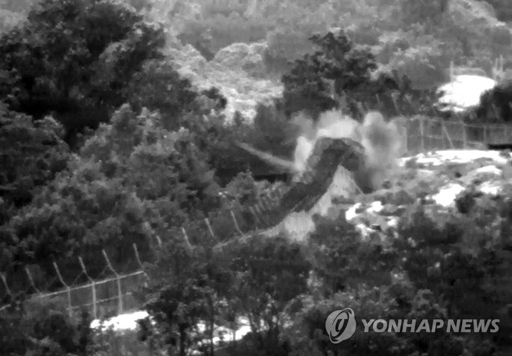 지난 2015년 8월4일 비무장지대(DMZ)에서 우리 군 수색대원 2명에게 중상을 입힌 지뢰폭발사고는 군사분계선(MDL)을 몰래 넘어온 북한군이 파묻은 목함지뢰가 터진 것으로 조사됐다. 국방부는 이 같은 조사내용을 10일 발표하고 "북 도발에 응당한 혹독한 대가를 치르게 할 것"이라고 밝혔다. 합동참모본부가 2015년 8월10일 공개한 사고 당시 열상감시장비(TOD)로 촬영된 지뢰 폭발장면.2021.08.18(사진=연합뉴스)