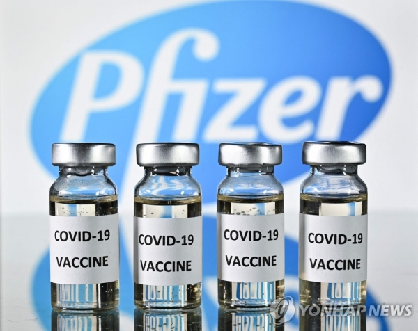 지난 23일(현지시각) 미 FDA는 화이자 백신에 대해 정식 승인을 내렸다. {사진=연합뉴스]