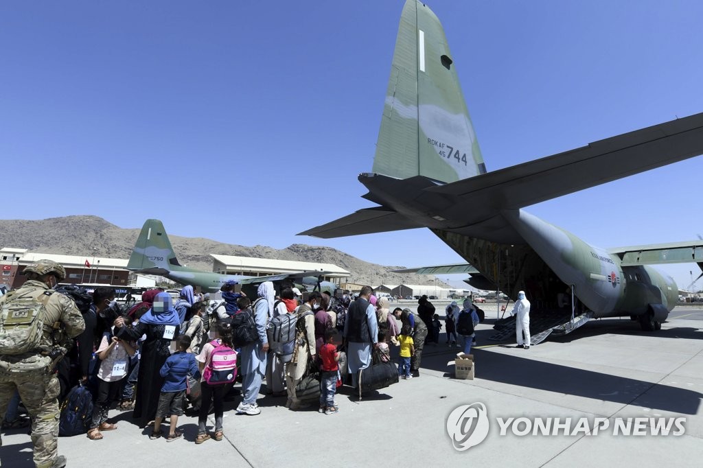한국으로 이송될 아프간 현지 조력자와 가족들이 25일 아프가니스탄 카불공항에서 공군 C-130J 수퍼허큘리스 수송기에 탑승하기 위해 대기하고 있다. 2021.8.26(사진=연합뉴스)