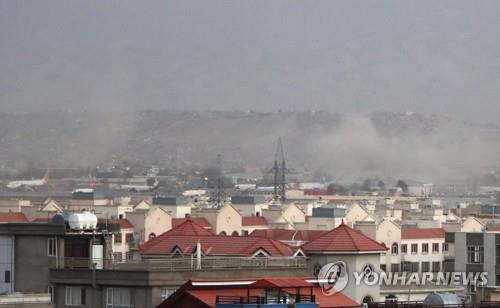 아프간 카불 폭탄테러 현장에서 연기가 솟아오르고 있다. [사진=연합뉴스]