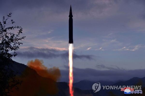 북한이 전날 신형 극초음속 미사일을 처음으로 시험 발사했다고 확인했다. 조선중앙통신은 29일 "국방과학원은 28일 오전 자강도 룡림군 도양리에서 새로 개발한 극초음속 미사일 화성-8형 시험발사를 진행했다"고 보도했다(연합뉴스).
