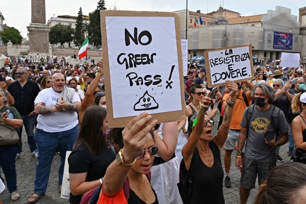 이탈리아 로마 포폴로 광장에서 열린 백신 패스 반대 시위 (사진=AFP)