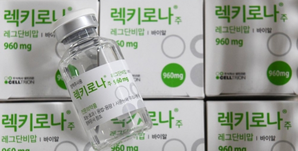 지난 9월 17일 식품의약품안전처는 셀트리온이 개발한 국산 코로나19 항체 치료제 '렉키로나주'를 정식 허가했다고 밝혔다. [사진=연합뉴스 TV 캡처]