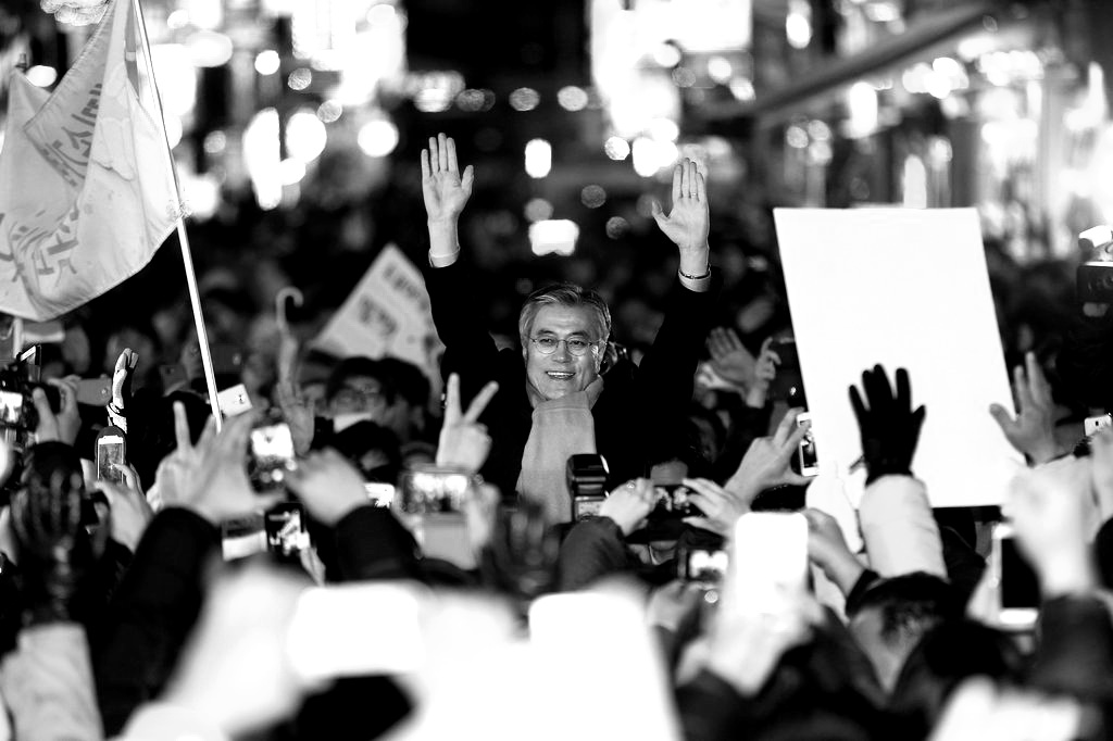 민주통합당 문재인 대선후보가 6일 저녁 수원역 앞 로데오 거리에서 열린 유세에서 시민들의 환호에 답례하고 있다. 2012.12.6(사진=연합뉴스)