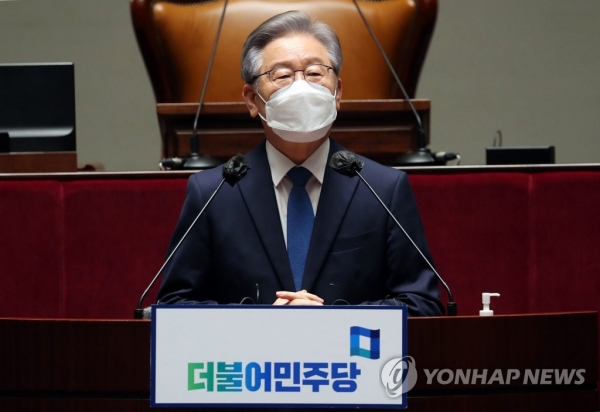 이재명 대선 후보가 15일 오전 서울 국회에서 열린 더불어민주당 의원총회에 참석해 발언하고 있다. [사진=연합뉴스]