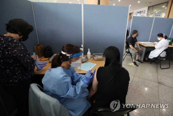 지난달 30일 서울 송파구 가락시장에 설치된 '찾아가는 코로나19 백신접종센터'에서 상인들이 얀센 백신을 접종받고 있다. [사진=연합뉴스]
