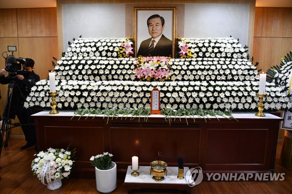 노태우 전 대통령이 향년 89세를 일기로 사망한 가운데 27일 빈소가 마련된 서울대병원 장례식장에서 조문이 시작되고 있다.2021.10.27(사진=연합뉴스)