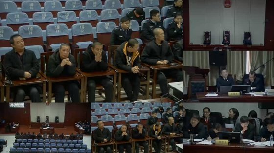 지난 2020년 5월 밀매조직, 불법의료진 등 14명이 허베이성 법원에서 재판받는 모습 (사진=동아일보/신경보 캡처)